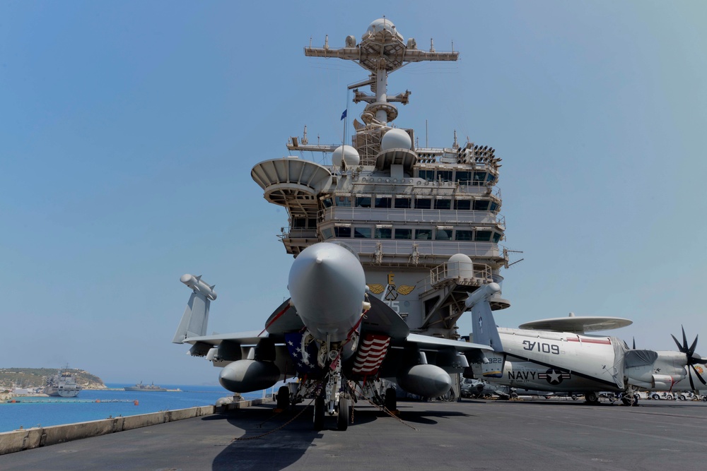 An EA-18G Growler, assigned to the “Patriots” of Electronic Attack Squadron (VAQ) 140, on the flight deck of aircraft carrier USS Harry S. Truman (CVN 75).