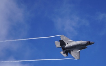 U.S. forces demonstrate airpower at Farnborough International Air Show