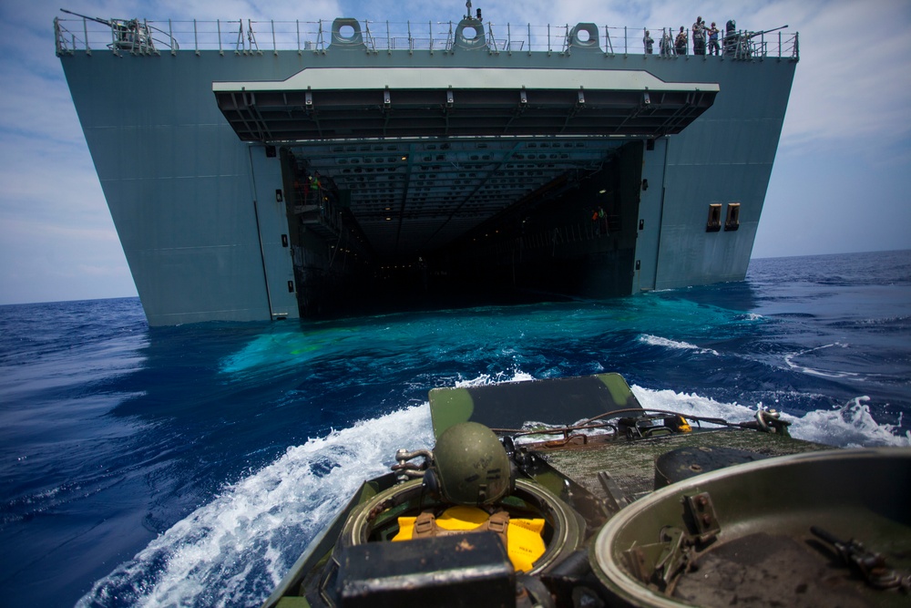 RIMPAC 16: American assault amphibious vehicles go Australian