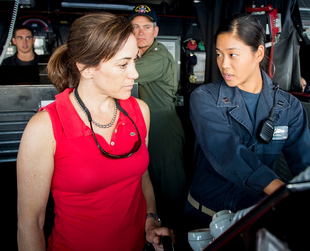 Under Secretary of the Navy visits USS William P. Lawrence (DDG 110)