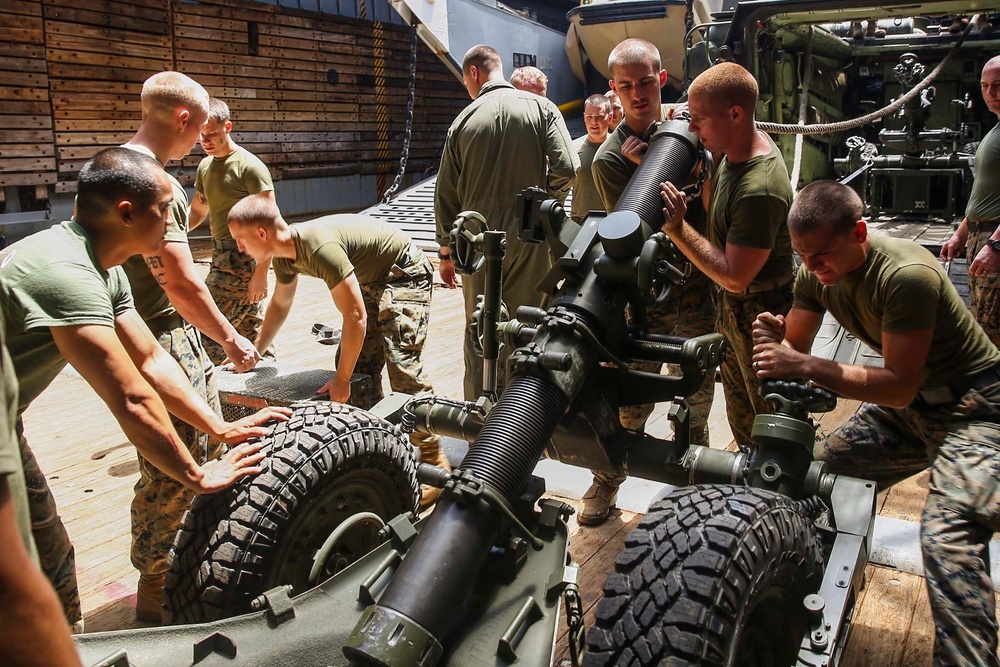 22nd MEU Marines load 120mm mortars in AAVs