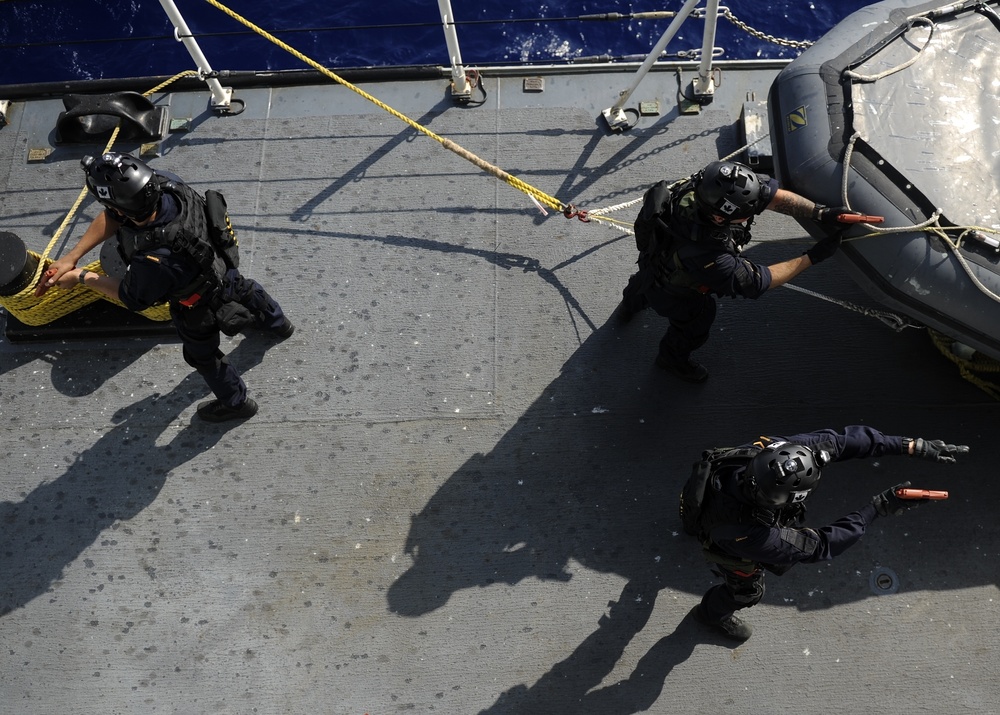 HMCS Vancouver Sailors Participate in Naval Boarding Team Drills