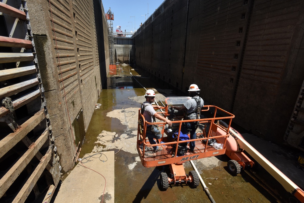 Maintenance team repairs dewatered Chickamauga Lock