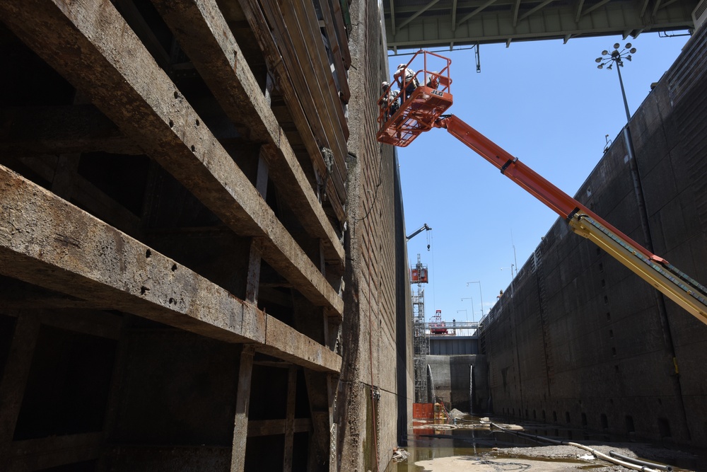 Maintenance team repairs dewatered Chickamauga Lock