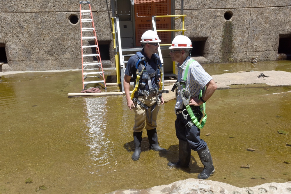 Maintenance team repairs dewatered Chickamauga Lock