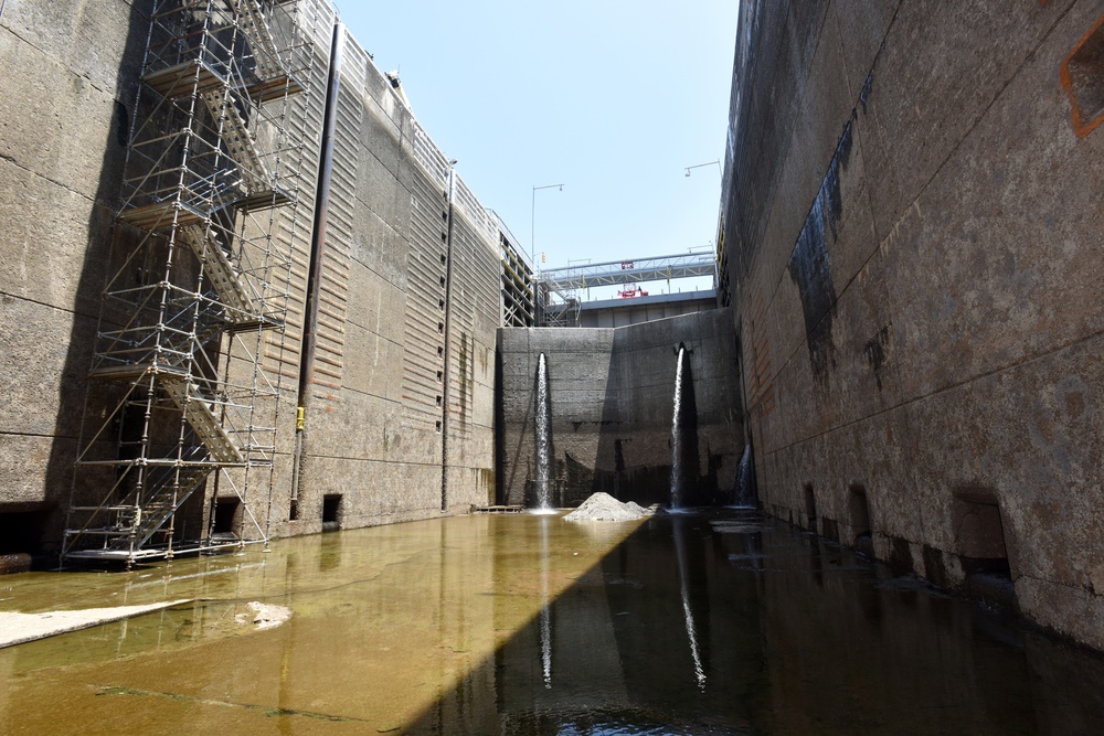 Maintenance team repairs dewatered Chickamauga Lock