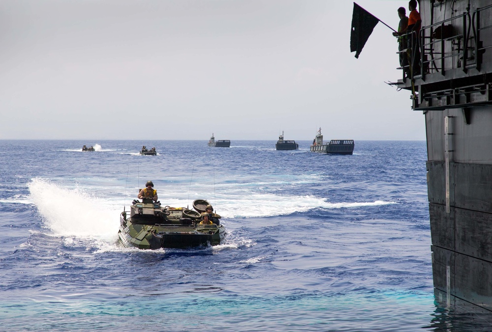 Canberra, San Diego conduct AAV compatibility trials at RIMPAC 2016