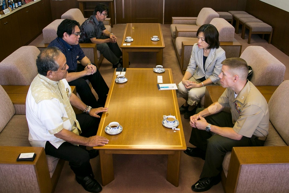 Camp commander visits mayor of Chatan Town