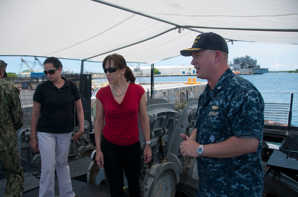 USS Chicago CO explains VLS to UNSECNAV during tour July 22