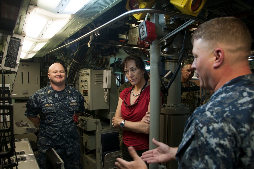 USS Chicago CO explains the fire control system to UNSECNAV during tour July 22