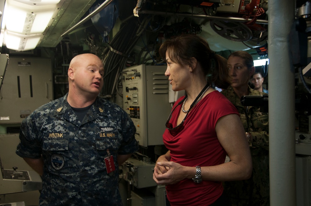 USS Chicago FTC explains the fire control system to UNSECNAV during tour July 22