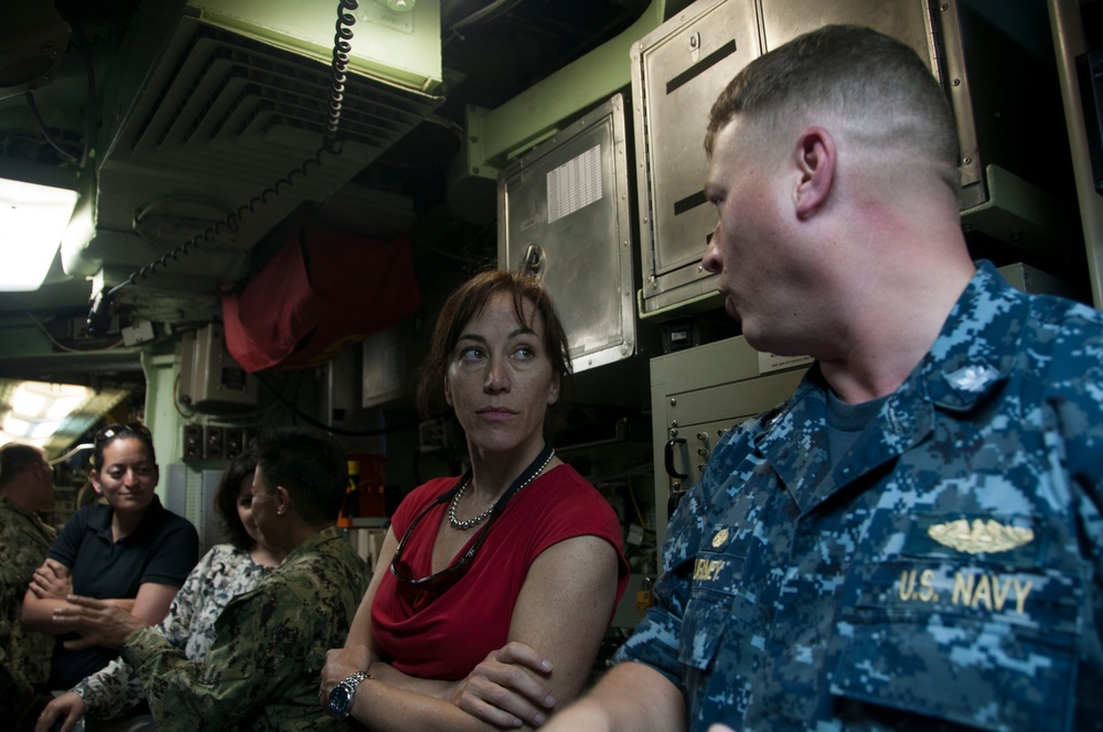 USS Chicago CO explains the SONAR system to UNSECNAV during tour July 22