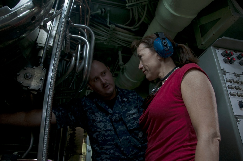 USS Chicago FT2 explains water slugs to UNSECNAV during tour July 22