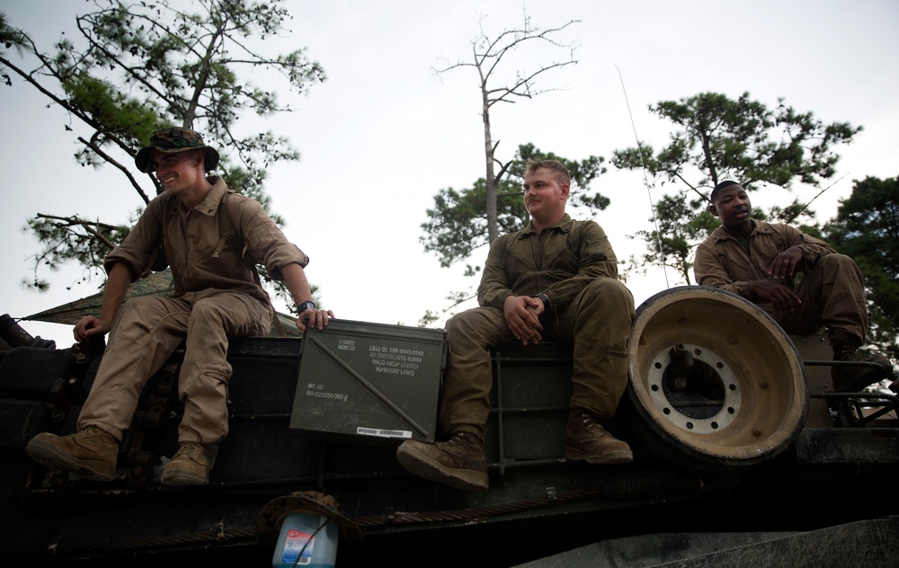 Reservist and active duty Marine tankers train together