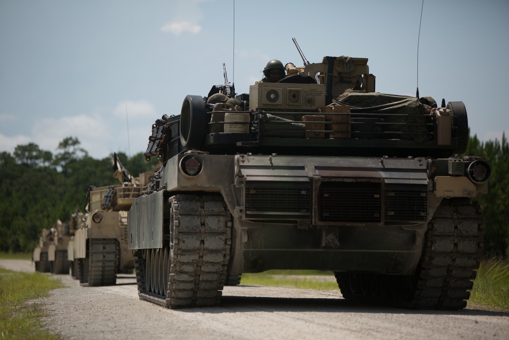 Reservist and active duty Marine tankers train together