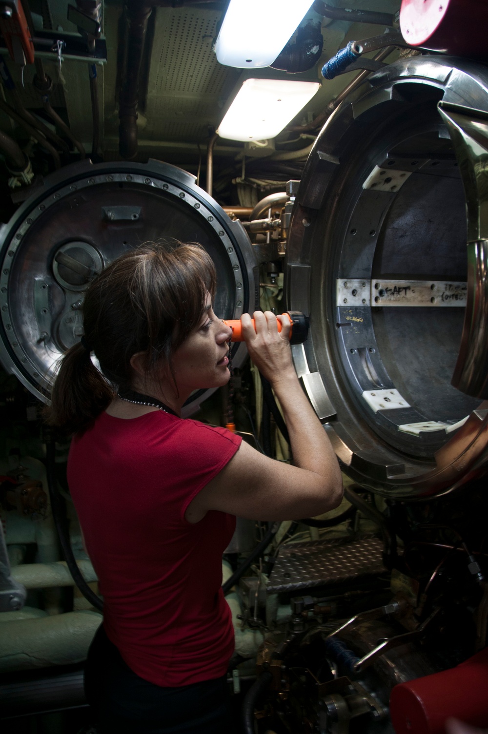 UNSECNAV looks inside a torpedo tube during USS Chicago (SSN 721) tour July 22