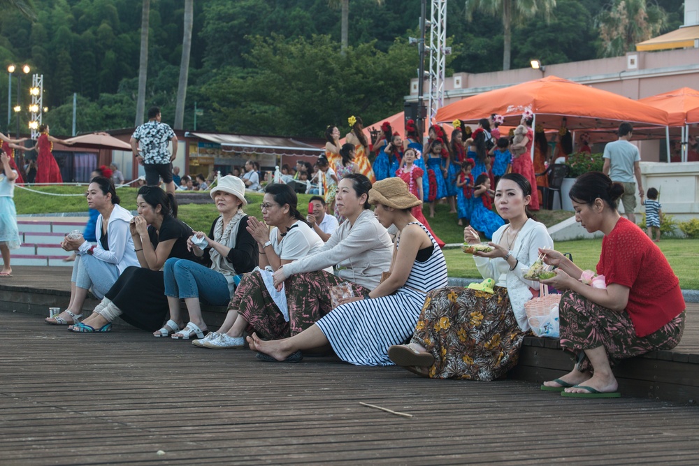 Marines celebrate Hawaiian style