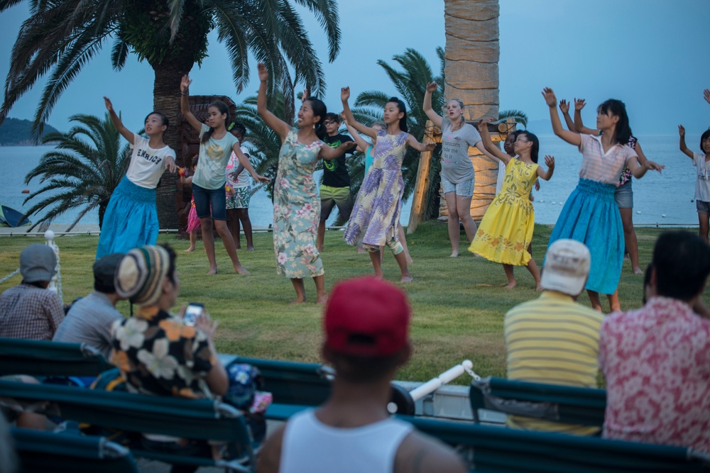Marines celebrate Hawaiian style