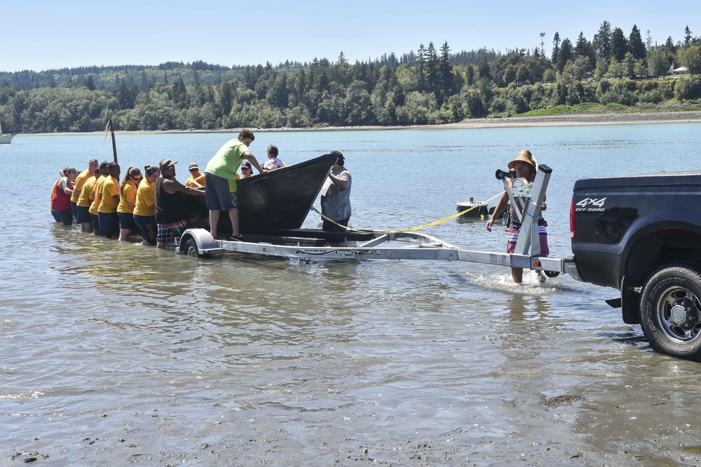 NBK Sailors assist Port Gamble-S'Klallam Tribe with canoe landing