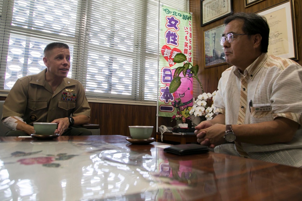 Camp commander visits mayor of Kitanakagusuku Village