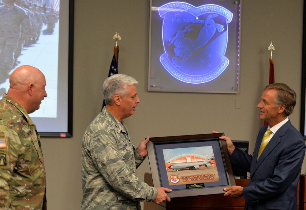 Tennessee Governor Bill Haslam visits 134th Air Refueling Wing