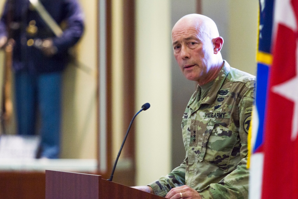 Gen. Abrams welcomes LTG Luckey to USARC, Fort Bragg