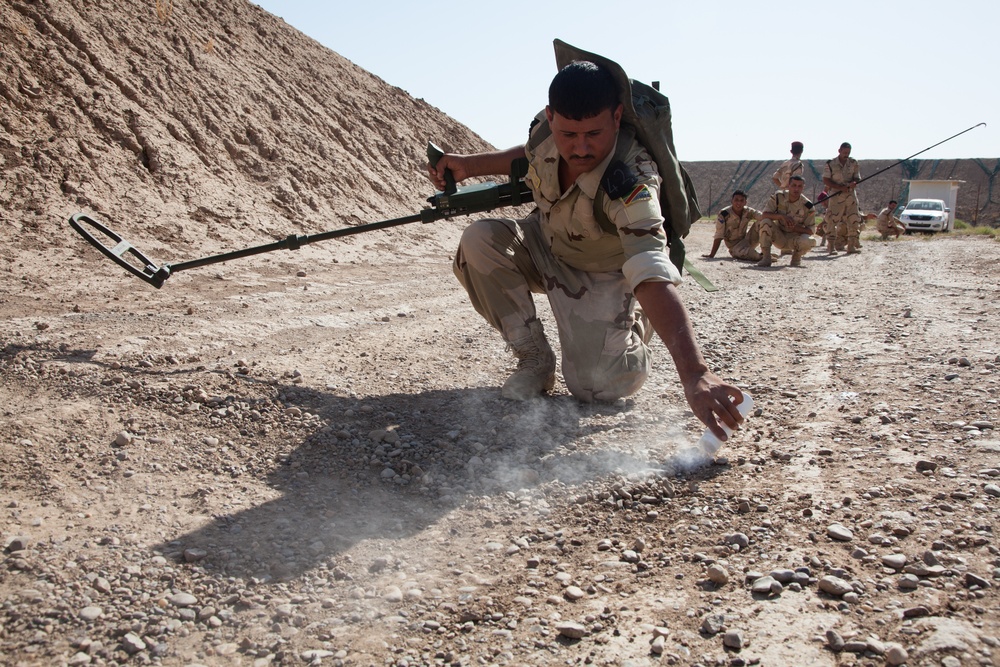 Iraqi soldiers conduct counter-IED training