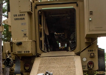 EOD techs diffuse situations at JRTC