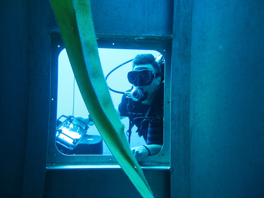 Royal New Zealand Divers Participate in Dive Exercises during RIMPAC 16