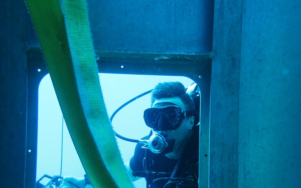 Royal New Zealand Divers Participate in Dive Exercises during RIMPAC 16