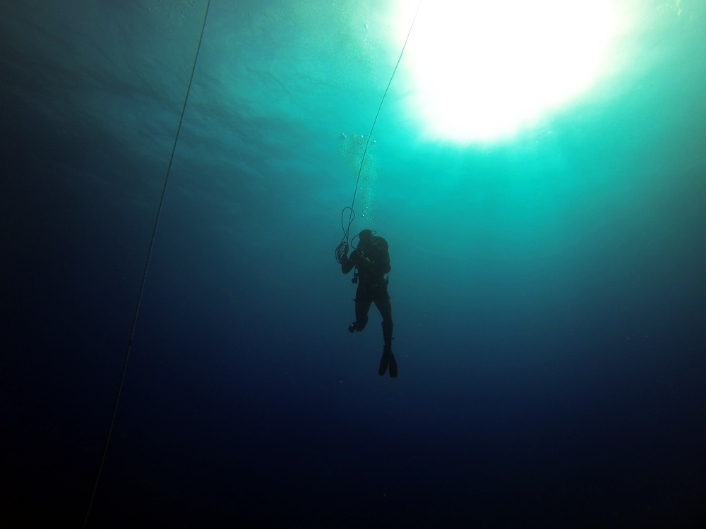Royal New Zealand Divers Participate in Dive Exercises during RIMPAC 16