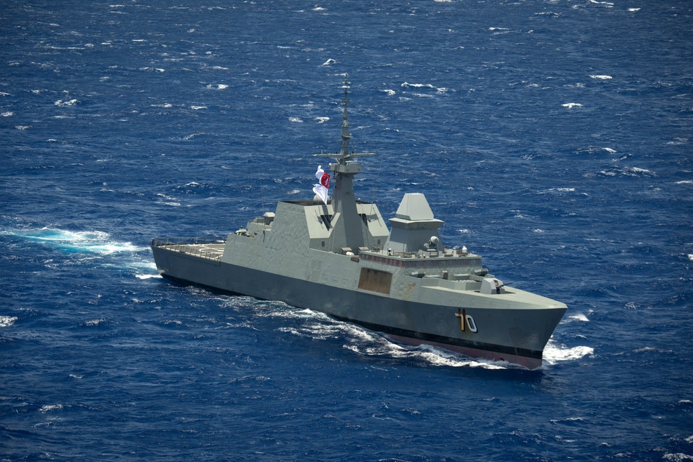 Forty Ships and Submarines Steam in Close Formation During RIMPAC - RSS Steadfast (70)