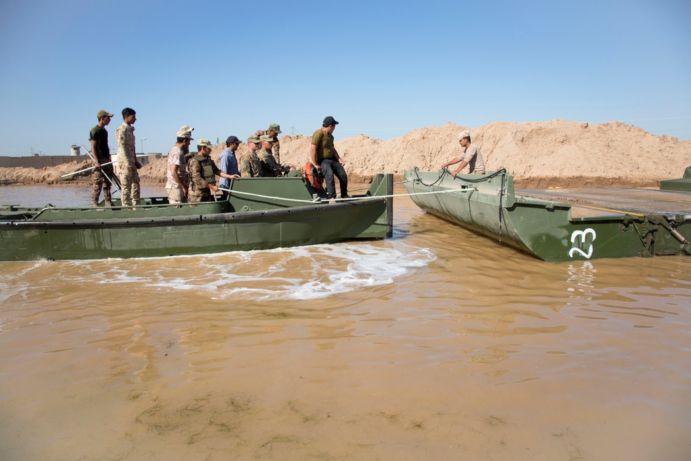 Iraqi engineers learn bridging techniques