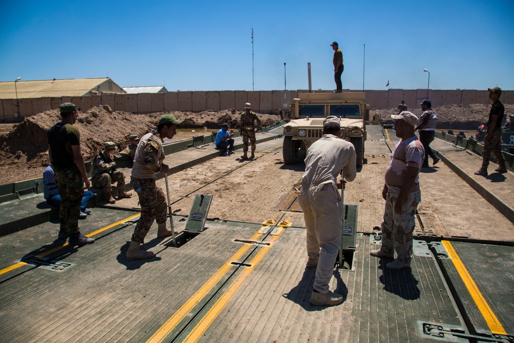 Iraqi engineers learn bridging techniques