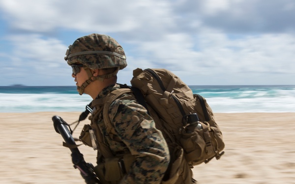 RIMPAC 16: Amphibious assault on Marine Corps Base Hawaii