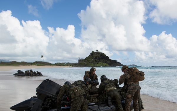 RIMPAC 16: Amphibious assault on Marine Corps Base Hawaii