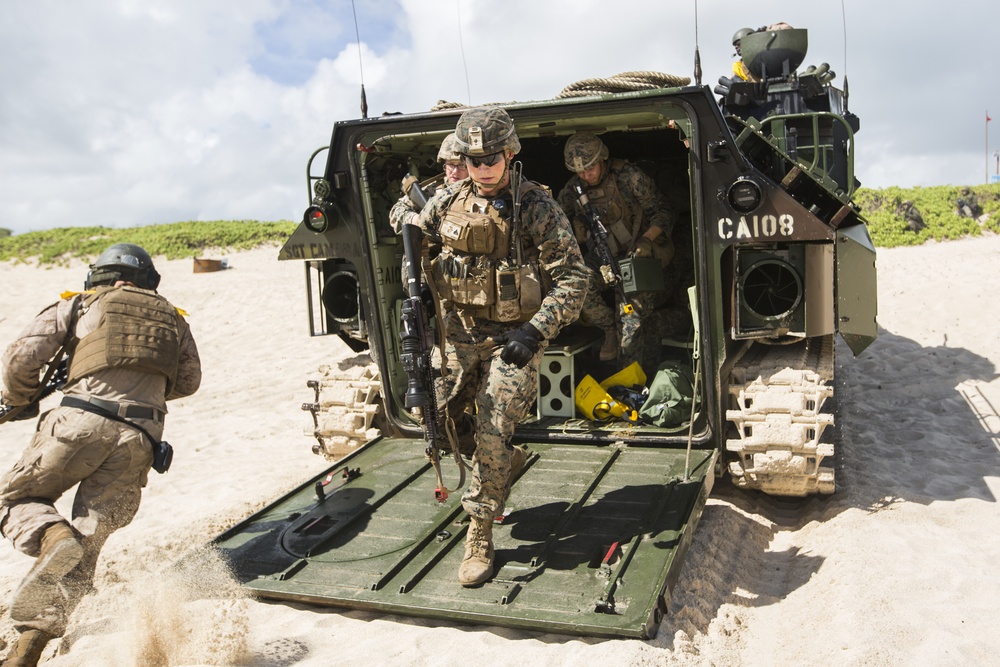 RIMPAC 16: Amphibious assault on Marine Corps Base Hawaii