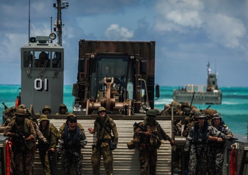 RIMPAC 16:  Australian amphibious assault on Marine Corps Training Area Bellows
