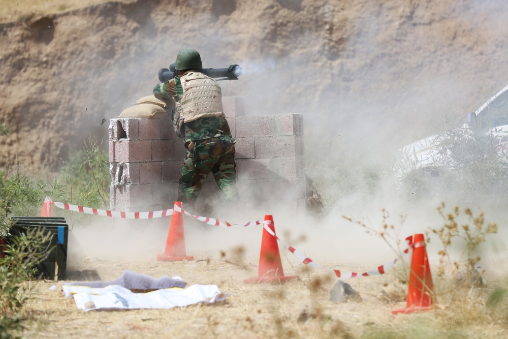 Peshmerga learn how to use Panzerfaust 3