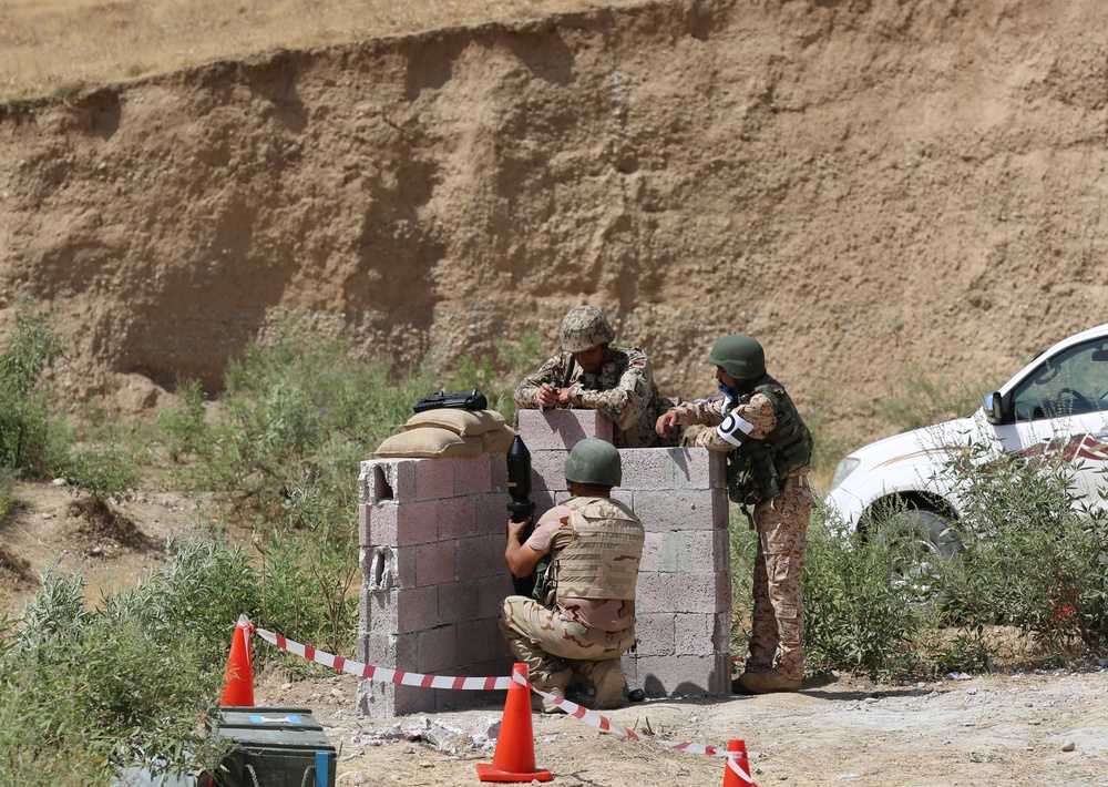 Peshmerga learn how to use Panzerfaust 3