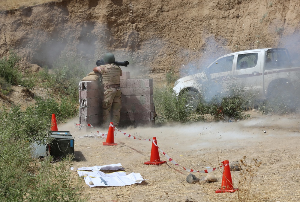 Peshmerga learn how to use Panzerfaust 3