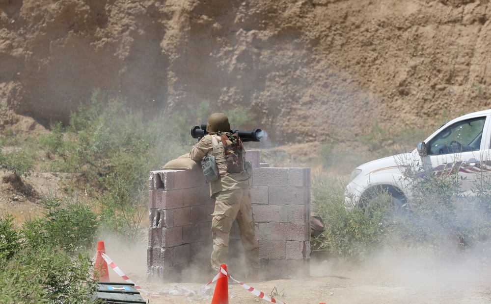 Peshmerga learn how to use Panzerfaust 3