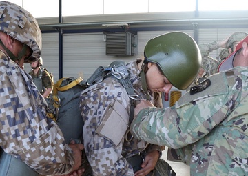 Paratroopers reinforce bonds during IJW2016