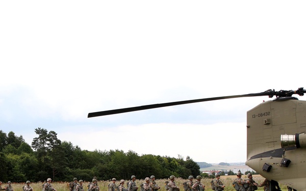 Paratroopers reinforce bonds during IJW2016