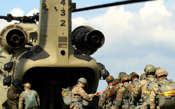 Paratroopers reinforce bonds during IJW2016