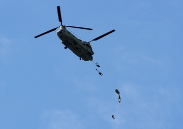 Paratroopers reinforce bonds during IJW2016