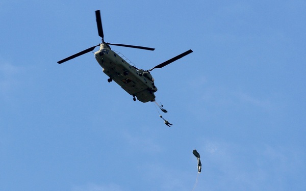 Paratroopers reinforce bonds during IJW2016