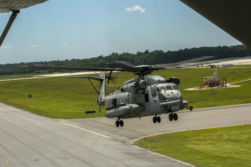 2nd ANGLICO, HMH-461 team up for troop lift training