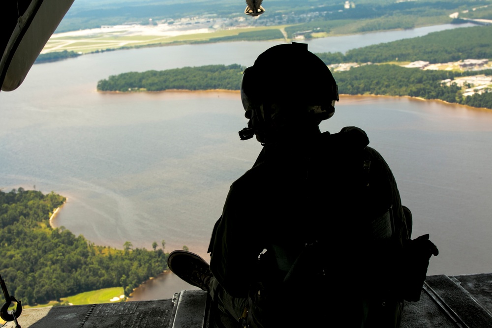 2nd ANGLICO, HMH-461 team up for troop lift training