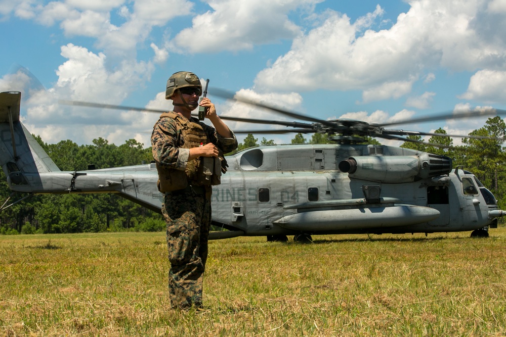 2nd ANGLICO, HMH-461 team up for troop lift training